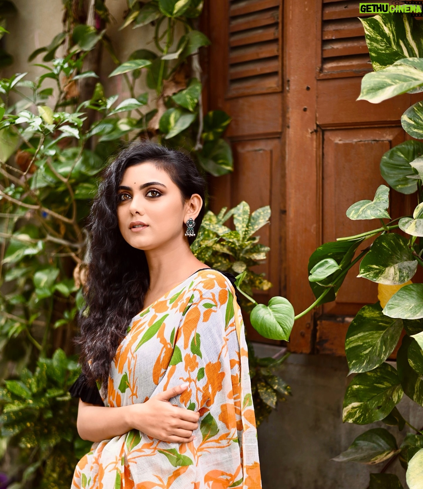 Idhika Paul Instagram - In a field of roses, be a wildflower…💛 Mua - @momychakraborty #sareefashion #fashionstyle #styling #lookdodia #photooftheday #trendingnow #trendylook #sareelove #sareelovers #photography #look #work #photography #idhika_paul_official