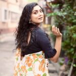 Idhika Paul Instagram - For the sake of another early spring day…🌷 Mua @momychakraborty #reelkarofeelkaro #reelsinstagram #instadaily #reelsinstagram #instamood #instafashion #fashionreels #trendingreels #viralvideos #idhika_paul_official