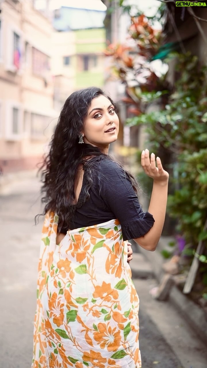 Idhika Paul Instagram - For the sake of another early spring day…🌷 Mua @momychakraborty #reelkarofeelkaro #reelsinstagram #instadaily #reelsinstagram #instamood #instafashion #fashionreels #trendingreels #viralvideos #idhika_paul_official