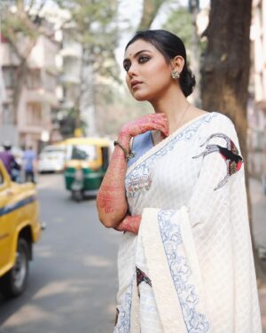 Idhika Paul Instagram - For your eyes only…🍁

#pictureoftheday #photooftheday #instapictureoftheday #photoshoot #collabs #designerwear #ethinicfashion #fashionstyle #styling #fashionstyle #shootdiaries #picturebook 

#idhika_paul_official