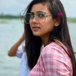 Idhika Paul Instagram - For the sake of a bright pink day...🩷 #flowerphotography #candidphotography #pictureoftheday #shootdiaries #candidshots #shootout #pictureperfect #lifestylebrand #actorslife #lifecoach #actress #me #idhika_paul_official