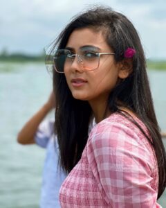Idhika Paul Instagram - For the sake of a bright pink day...🩷 #flowerphotography #candidphotography #pictureoftheday #shootdiaries #candidshots #shootout #pictureperfect #lifestylebrand #actorslife #lifecoach #actress #me #idhika_paul_official