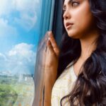Idhika Paul Instagram - When the sky is my mirror…🪞🪞 #glasspicture #pictures #picoftheday #instapictureoftheday #instadaily #instafashion #casualstyle #candidphotography #pictureoftheday #pictureperfect #actorlifestyle #lifestyle #idhika_paul_official