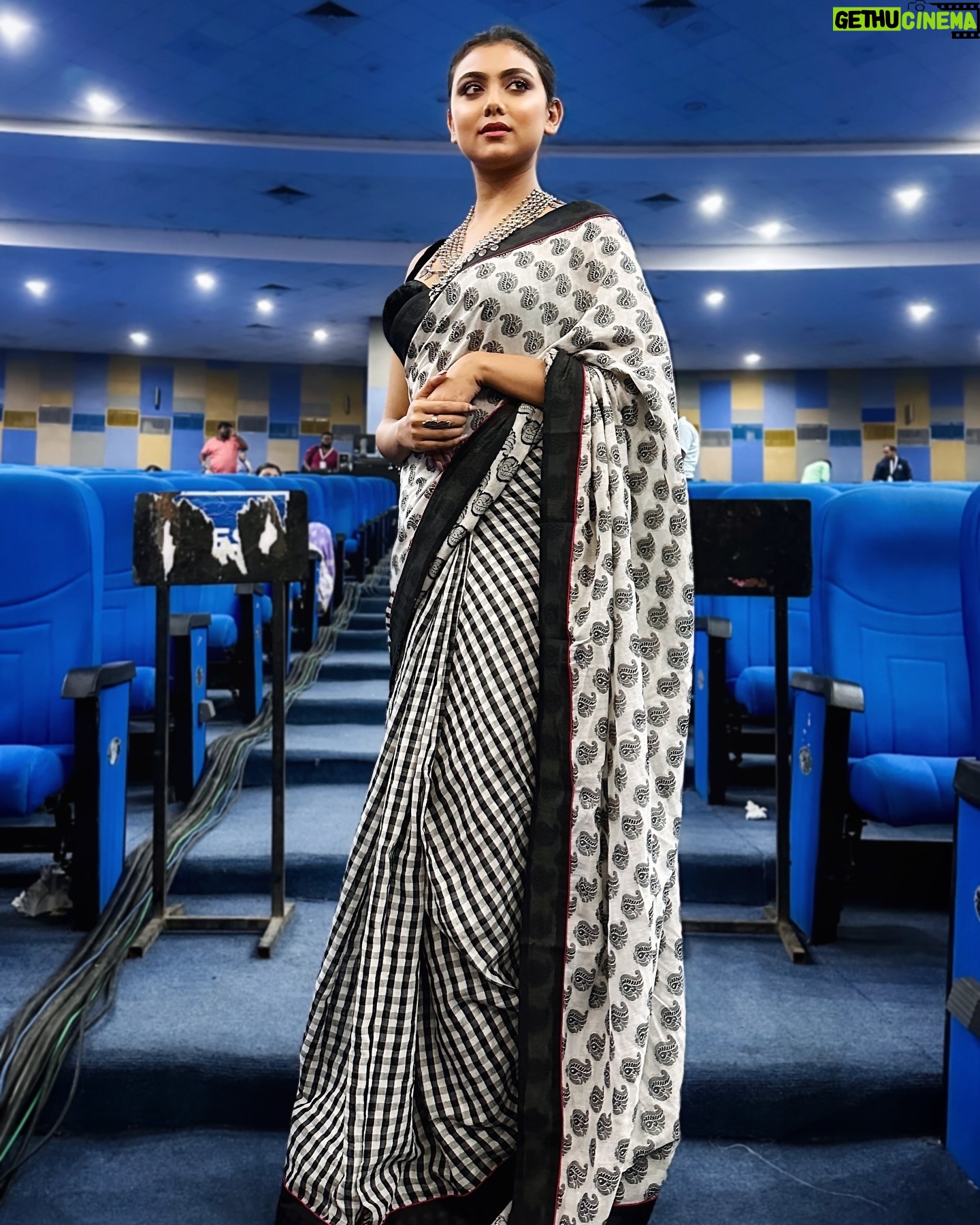 Idhika Paul Instagram - Draping stories of elegance, one saree at a time... #elegance #beauty #glamour #candidphotography #shots #photographylovers #photooftheday #photoeveryday #glam #actresshot #sareefashion #sareelove #loveyourself #actor #idhika_paul_official