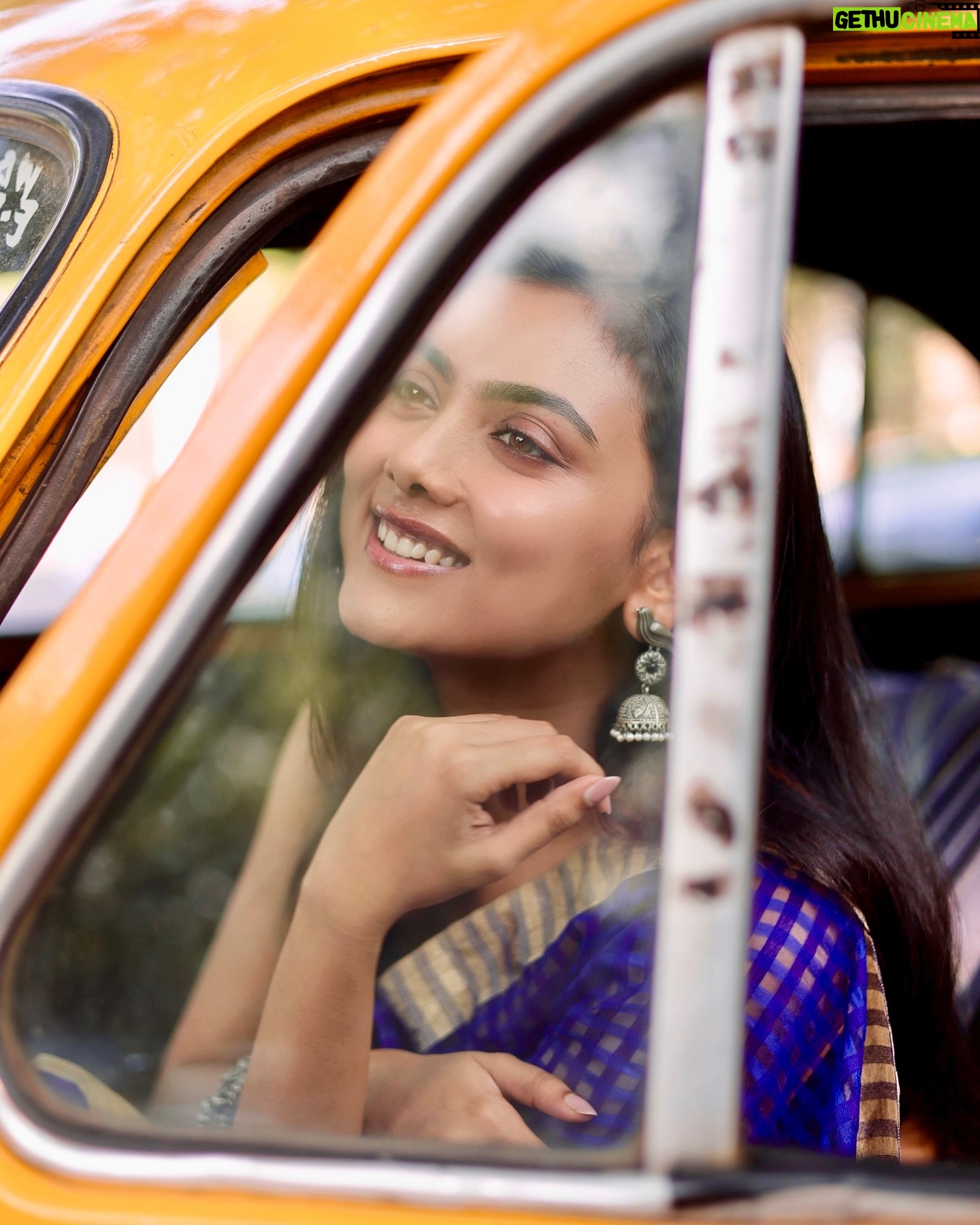 Idhika Paul Instagram - Lost within the Nostalgia… #kolkataphotography #kolkatagram #kolkatacity #kolkatastreets #streetstyle #sareefashion #fashiongram #fashionstyle #fashionlover #ethinicwear #sareeindia #idhika_paul_official