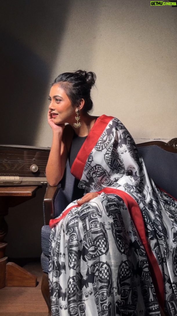 Idhika Paul Instagram - Chale meri jaan jaye, chale mera dil jaye ❤ . My favorite @actresspaul Makeup & hair- @makeupartistaaryaa_64 & @sontai_sontai1111 Styling & wearable- @debusbydebashis Jewels- @bluefly_jewels @shubh_and_kar @photographer_sourav_26 @pikusaha__ . . . . #idhika #idhikapaul #idhika_paul_official #pannakitamanna #oldsongs #debusbydebashis #viral #reels #reelsinstagram #viralreels #reelsvideo #saree #vintage #bangladesh #actress #priyotoma #explore #latamangeshkar
