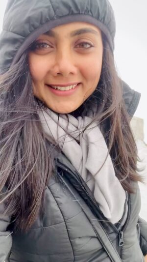 Idhika Paul Instagram - Snow flakes work like magic to the soul ❄️☃️

#reelsinstagram  #snowymountains ##reelitfeelit  #reelsindia 
#destination #réel #trendingreels #viralvideos #viralreels 
#reef2reef #reelsinsta #reelsinstagram😍 #actorslife 

#idhika_paul_official