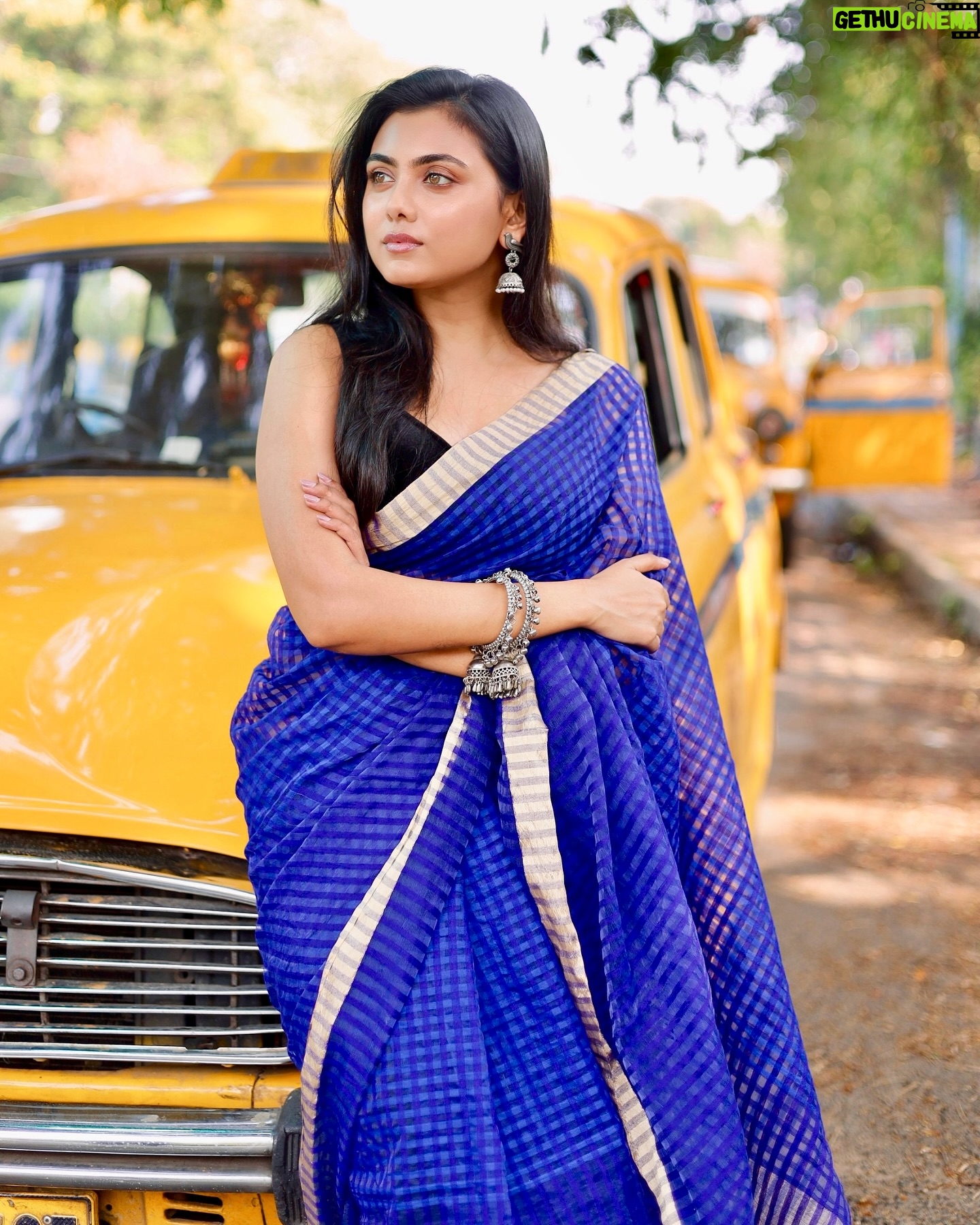 Idhika Paul Instagram - Lost within the Nostalgia… #kolkataphotography #kolkatagram #kolkatacity #kolkatastreets #streetstyle #sareefashion #fashiongram #fashionstyle #fashionlover #ethinicwear #sareeindia #idhika_paul_official