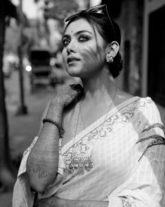 Idhika Paul Instagram - Shadow Tales… #sepiaphotography #pictureoftheday #photooftheday #picturebook #instapictureoftheday #trendingnow #trendingfashion #picoftheday #pictures #sareefashion #idhika_paul_official