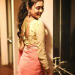 Idhika Paul Instagram - Keep Smiling lovely people! It’s an entire new year ahead! ❤️❤️✨ #saree #sareelovers #photographylovers #sareefashion #snap #candidphotography #lifestyle #actorslife #acting #actorslife🎬 #idhika_paul_official