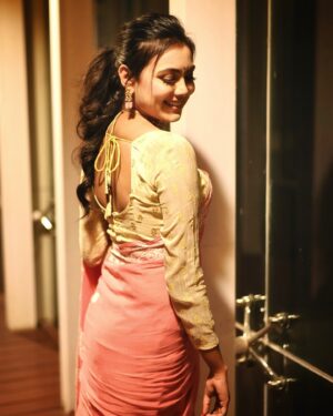 Idhika Paul Instagram - Keep Smiling lovely people! It’s an entire new year ahead! ❤️❤️✨

#saree #sareelovers #photographylovers #sareefashion #snap #candidphotography 
#lifestyle #actorslife #acting #actorslife🎬 

#idhika_paul_official