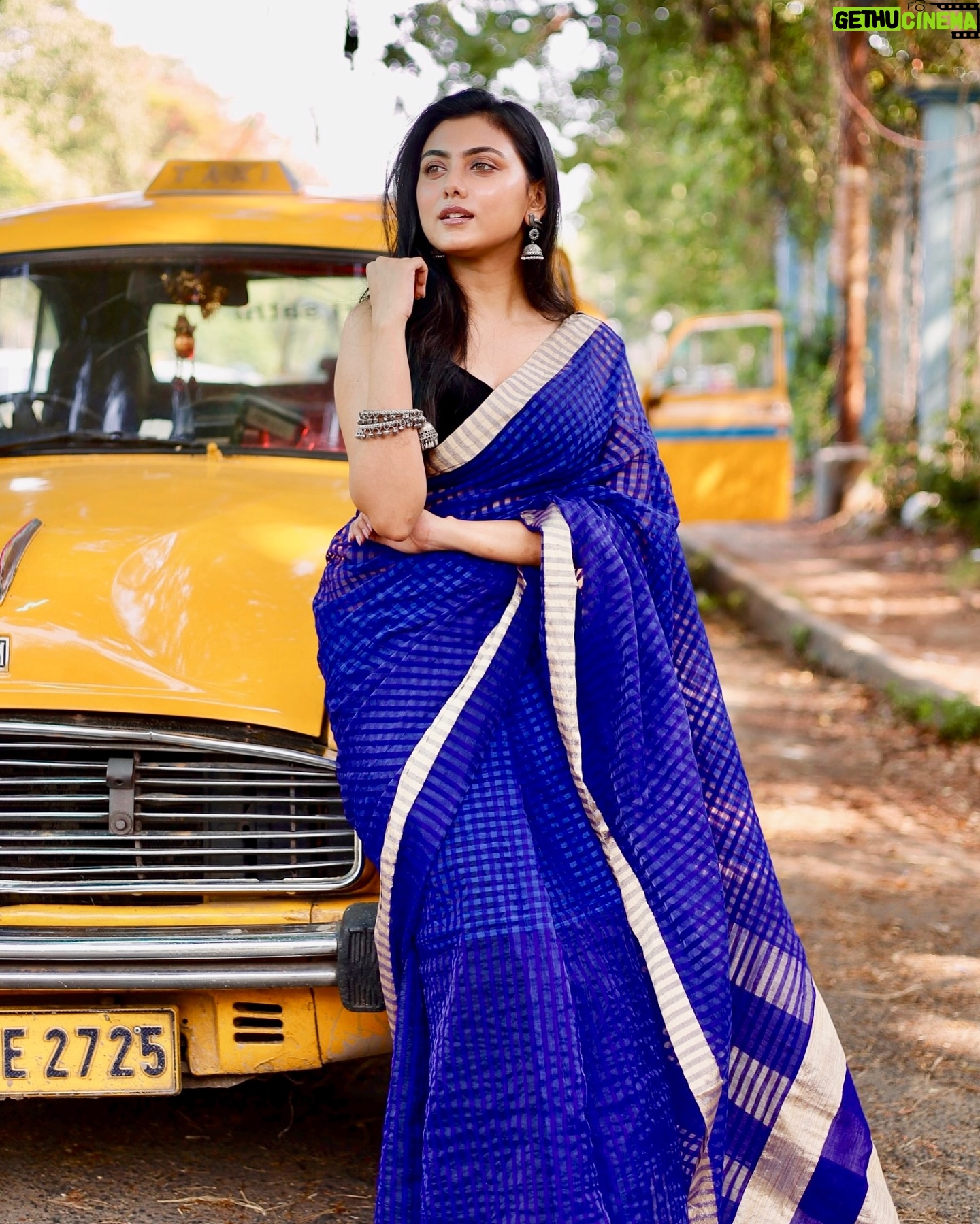 Idhika Paul Instagram - Lost within the Nostalgia… #kolkataphotography #kolkatagram #kolkatacity #kolkatastreets #streetstyle #sareefashion #fashiongram #fashionstyle #fashionlover #ethinicwear #sareeindia #idhika_paul_official