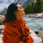 Idhika Paul Instagram - An ode to the northern winds…❄️ #mountainlovers #mountainlife #escape #myplace #actorslife #scenery #scene #lifequotes #lifestyle #lifeisgood #life #actor #mountainlovers #mountainphotography #scenery #idhika_paul_official