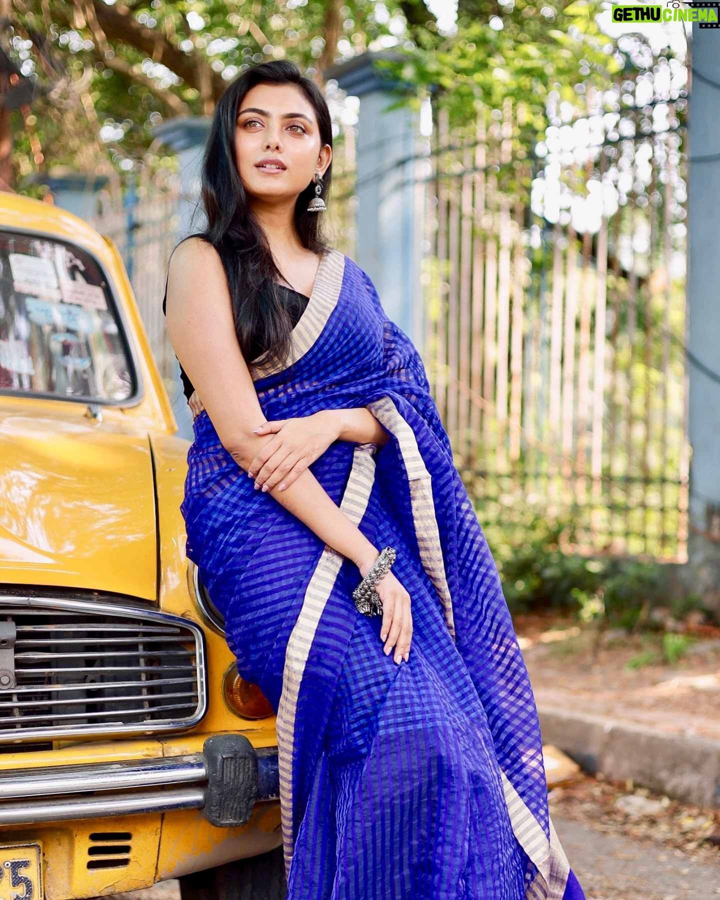 Idhika Paul Instagram - Lost within the Nostalgia… #kolkataphotography #kolkatagram #kolkatacity #kolkatastreets #streetstyle #sareefashion #fashiongram #fashionstyle #fashionlover #ethinicwear #sareeindia #idhika_paul_official