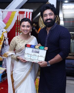 Idhika Paul Instagram - From the Muhurat of our next #Khadaan 

@deventertainmentventures | @imdevadhikari | @actresspaul | @iamcoco_bose | @soojitduttarino | @senguptajisshu | @nilayanofficial | Surinder Singh | @nispalsingh 

#SF2024