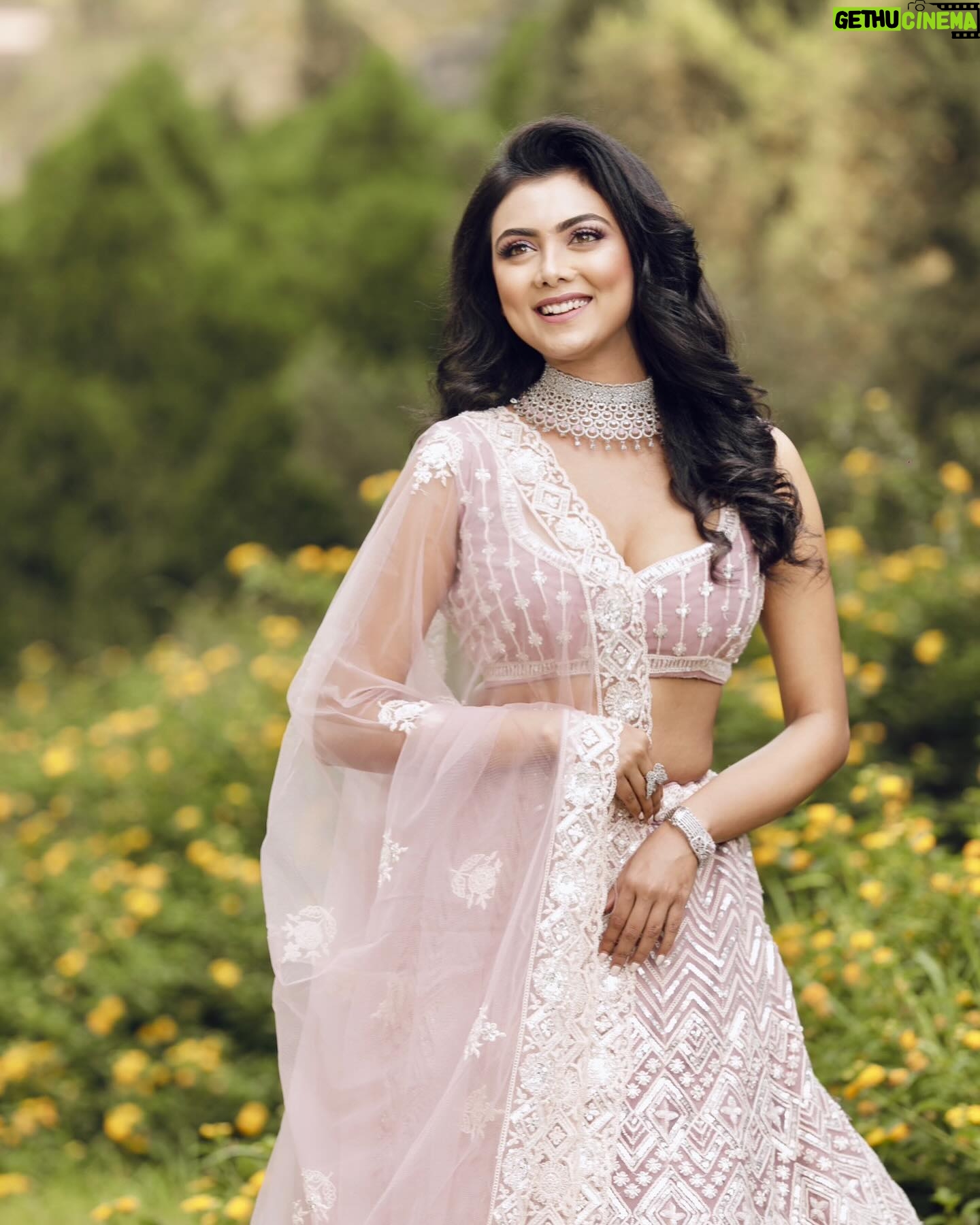 Idhika Paul Instagram - Blush Pink Vibes…🌸 Shoot for @aajkaal.in & @sahasyamasri Photo: @sayantan_dutta_photography Makeup & hair- @makeupartist_ujjwaldebnath Costume: @daughterindia Location: @zone_kolkata #photoshoot #actorlife #lifestyle #actors #shootlife #shootdiaries #shootday #shooting #pictureoftheday #pictoftheday #picofday #picturebooks #pictureperfect #idhika_paul_official