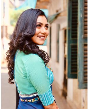 Idhika Paul Instagram - In Love with the Allies of Kolkata…🫶🏻

#sareelove #fashionphotography #photography #picturegala #shoot #shootdiaries #ethiniclook #retrofeel #vibing #metime #actorslife #lifestyle

#idhika_paul_official