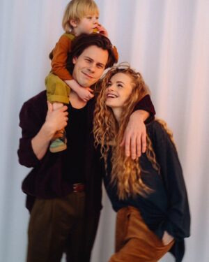 Ieva Florence-Vīksne Instagram - Family portret 🧡

#love #family #together #Readytobe
01.03.2024.

Much love to 📸 @robertsaboltins