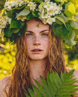 Ieva Florence-Vīksne Instagram - «Nerimdami ceļas dziesmu pali,

Dzirkstis metot, Jāņugunis zied.

Nāc, ar draugiem savu prieku dali –

Šajā nakti visa zeme dzied.

Ilgi nedziest rieta puse gaišā.

Tuvu, tuvu lielas zvaigznes trīs.

Nakts kā dziesma šūpodamās aizšalc,

Izsmaržojot Jāņu zāles vīst.

Blāzmo rīts, pār mežu galiem svīdis,

Pirmie stari padebešus skar.

Un tu zini: šajā svētku brīdī

Tautas spēku lielo sajust var.»

Ziedoņa Purva dzejolis no žurnāla «Zvaigzne» 1958. gada 12. numura:

🌿Lai visiem pilnasinīgi, auglīgi un spēcinoši Jāņi jeb Zāļu - ziedu diena 23.06.2024.

2024