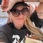 Ignacia Allamand Instagram – Holi
La primera del año.
Un poco atrasada.
En fin.
Solo quería pasar a desearles un maravilloso 2022 antes de que sea febrero. 
Sigo con la hueá.
Un poco antisocial.
Pero a pesar de mi maña, de todo corazón espero que sea un gran año.

De cosechar 
De cumplir sueños 
De conexiones profundas 
De buena salud 
De dulzura 
De siestas con perros 
De besos con lengua 
De películas en el cine
De perdonar 
De reconciliaciones 
De reconciliaciones con sexo
De palta
De piqueros desde el bote 
De leer en la playa 
De sal gruesa 
De tatuajes
De conciertos
De jugo de naranja en la mañana
De uñas rojas 
De cariñito en la cabeza 
Y en la espalda
Y los brazos 
Y las piernas 
De helado con miel
De amigas 
Y abrazos 
Y pizza con cerveza helada 
Y de personas que hacen lo que dicen… y no al revés… Incluyendo a uno mismo… también. 

Y de todas esas cosas que los hacen felices. Solo ustedes saben cuáles son. Grandes o pequeñas. Gigantes. Mínimas. La alegria viene en todos los formatos. No olvidar. (Si po esto me lo digo a mi misma misma también también) 

Gracias por todos sus mensajes y su cariño. Y a los que se preocupan y me escriben para saber si estoy bien. A veces me demoro pero siempre los leo ♥️

Abrazo
Tomen agüita 

#Queendelmuchotexto