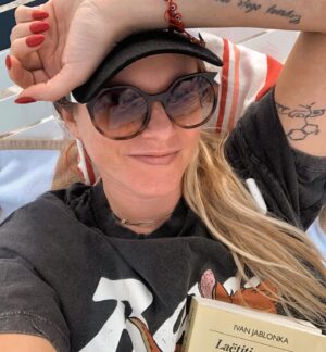 Ignacia Allamand Instagram - Holi
La primera del año.
Un poco atrasada.
En fin.
Solo quería pasar a desearles un maravilloso 2022 antes de que sea febrero. 
Sigo con la hueá.
Un poco antisocial.
Pero a pesar de mi maña, de todo corazón espero que sea un gran año.

De cosechar 
De cumplir sueños 
De conexiones profundas 
De buena salud 
De dulzura 
De siestas con perros 
De besos con lengua 
De películas en el cine
De perdonar 
De reconciliaciones 
De reconciliaciones con sexo
De palta
De piqueros desde el bote 
De leer en la playa 
De sal gruesa 
De tatuajes
De conciertos
De jugo de naranja en la mañana
De uñas rojas 
De cariñito en la cabeza 
Y en la espalda
Y los brazos 
Y las piernas 
De helado con miel
De amigas 
Y abrazos 
Y pizza con cerveza helada 
Y de personas que hacen lo que dicen… y no al revés… Incluyendo a uno mismo… también. 

Y de todas esas cosas que los hacen felices. Solo ustedes saben cuáles son. Grandes o pequeñas. Gigantes. Mínimas. La alegria viene en todos los formatos. No olvidar. (Si po esto me lo digo a mi misma misma también también) 

Gracias por todos sus mensajes y su cariño. Y a los que se preocupan y me escriben para saber si estoy bien. A veces me demoro pero siempre los leo ♥️

Abrazo
Tomen agüita 

#Queendelmuchotexto