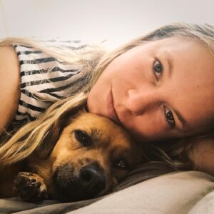 Ignacia Allamand Instagram - La Cumbia Andrea llegó a mi vida un 15 de marzo, en una época difícil. En medio de muchas dudas, cambios, tristeza, pérdidas e infinitas razones que me hacían pensar que no era el mejor momento. 
La inestabilidad me ahogaba y no sabía si iba a ser capaz de hacerme cargo de ella por el resto de su vida, cómo exigía el compromiso. Hasta ese minuto, más allá de mis tatuajes, las promesas de “para siempre” no habían resultado muy exitosas en mi historia y tenía mucho miedo a fracasar. 
Pero la adopté igual. 
Fuck everything. 
Y todo eso que temía, desapareció con ella. Toda la incertidumbre se diluyó, porque de repente tenía raíces y para mi buena suerte, eran nómades, como yo. 
Entrenarla, conocerla, aprender a comunicarme con ella y recibir su amor incondicional fue mi medicina. Hicimos un pacto eterno de compañía y nunca más me faltaron motivos para levantarme de la cama. Yo la salvé del abandono, pero ella me rescató a mi de muchísimas cosas más. 
A ella no le importan mis cagadas, mis defectos, le da lo mismo que sea una mierda a veces (Y todos somos una mierda a veces). Solo me quiere. Siempre. Sin importar lo que pase o lo que haya hecho o en que nivel de auto castigo o auto destrucción me encuentre. Me quiere al cien por ciento siempre. 
Y yo también. 
Pero eso lo aprendí con ella.
Yo no sabía querer así. 
Ni sabía dejarme querer así. 
Y ahora hay una dimensión de amor en mi vida que jamás pensé sentir ni tener.  Y nada me hace ser más agradecida que eso. 
6 años, 4 casas, 1 cabaña y 2 países después, sigo aprendiendo de ella como el primer día. 
Feliz aniversario bicho inmundo. Te amo para siempre. Gracias por venir. 
Buena semana para todos✌🏼
Tomen agüita always, pa que fluya ya tu sae ♥️