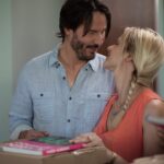 Ignacia Allamand Instagram - ¡Hola todos! ¿Cómo están? Hoy se cumplen exactamente tres meses y tres semanas desde la ultima vez que les saqué pica con Keanu Reeves 😜 y me pareció que ya había pasado tiempo suficiente como para renovar la envidia 😂 Abrazo a todos, tomen agüita, que tengan buena semana, espero que estén llevando bien el encierro y si no es así, pidan ayuda, recuerden que la salud mental se ve muy perjudicada con todo esto y es importante cuidarla tanto como la física ✌🏼♥️ Abro los comentarios por si alguien necesita desahogarse, un consejo, o cualquier otra cosa... Ando contenta así que si puedo contagiar algo de eso, mejor 🫀🧠✨ La peli se llama Knock Knock 💥