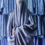 Ignacia Allamand Instagram - Sin palabras #Afganistan No es cultura, es barbarie. Firma la petición por las mujeres de Afganistán en el link en mi bio. Algunos testimonios de mujeres atrapadas en Afganistán: Sara Desde Bamian Estoy muy preocupada por mis tres hijas. No tenemos sitio al que huir. La gente nos dice: "Cuando los talibán tomaron los distritos de Saighan y Kahmard, entraron en todas las casas por la fuerza y contaron el número de vestidos para saber cuántas mujeres vivían en cada casa". Cuentan que los talibán se llevan a las mujeres y a las niñas a la fuerza. Prefiero que mis hijas mueran de una manera digna antes de que caigan en sus manos. Roya 23 años, estudiante en la Universidad de Herat El único recuerdo que dejan tras de sí los talibán es su violencia y el trato inhumano a las mujeres. Volverán a convertir otra vez en sufrimiento toda nuestra vida cotidiana. La comunidad internacional debería saber que si no los detiene, algún día tendrá que lamentarlo. Tamana Begun 24 años, maestra Si nadie para a los talibán, mis sueños se irán conmigo a la tumba. El mundo debería saber que las mujeres afganas jamás hemos sido las responsables de ninguna guerra, sino siempre sus víctimas, y las víctimas de todos los conflictos y todas las formas de violencia ejercidas por los hombres. Safia 26 años, Bamian Soy estudiante desde los 16 años. Mi sueño habría sido ser profesora de universidad algún día, pero la vuelta de los talibán supondrá para mí el encarcelamiento en mi propia casa y mi muerte, poquito a poco. El mundo no puede ignorar la amenaza que representan los talibán para las mujeres. Fuente: Eldiario.es Foto: @amivitale