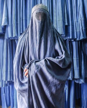 Ignacia Allamand Instagram - Sin palabras #Afganistan 

No es cultura, es barbarie. 

Firma la petición por las mujeres de Afganistán en el link en mi bio. 

Algunos testimonios de mujeres atrapadas en Afganistán: 

Sara
Desde Bamian
Estoy muy preocupada por mis tres hijas. No tenemos sitio al que huir. La gente nos dice: "Cuando los talibán tomaron los distritos de Saighan y Kahmard, entraron en todas las casas por la fuerza y contaron el número de vestidos para saber cuántas mujeres vivían en cada casa". Cuentan que los talibán se llevan a las mujeres y a las niñas a la fuerza. Prefiero que mis hijas mueran de una manera digna antes de que caigan en sus manos.

Roya
23 años, estudiante en la Universidad de Herat
El único recuerdo que dejan tras de sí los talibán es su violencia y el trato inhumano a las mujeres. Volverán a convertir otra vez en sufrimiento toda nuestra vida cotidiana. La comunidad internacional debería saber que si no los detiene, algún día tendrá que lamentarlo.

Tamana Begun
24 años, maestra
Si nadie para a los talibán, mis sueños se irán conmigo a la tumba. El mundo debería saber que las mujeres afganas jamás hemos sido las responsables de ninguna guerra, sino siempre sus víctimas, y las víctimas de todos los conflictos y todas las formas de violencia ejercidas por los hombres.

Safia
26 años, Bamian
Soy estudiante desde los 16 años. Mi sueño habría sido ser profesora de universidad algún día, pero la vuelta de los talibán supondrá para mí el encarcelamiento en mi propia casa y mi muerte, poquito a poco. El mundo no puede ignorar la amenaza que representan los talibán para las mujeres.

Fuente: Eldiario.es 
Foto: @amivitale