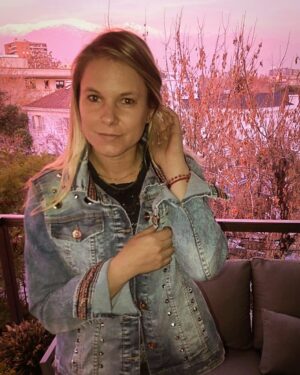 Ignacia Allamand Instagram - ¡Hola todos!
¿Cómo están?
Le pedí a una amigo que me sacara una foto con la Cordillera a modo de despedida porque está preciosa y ando nostálgica porque me quedan pocas horas en Chilito y este fue el resultado. Según él que la “Nueva onda” son las fotos estilo generación X medio desenfocadas y sacadas así como mal con flash.  Parece que estoy viejita, porque me gustan más las bonitas de estudio perfectitas, pero decidí creerle, además no tuve alternativa porque no me quiso sacar más 🙄 😂 La cara de cansada fue aporte 100% mío 😐
¿Que opinan ustedes? ¿Es como cool esta onda de fotos o thank U next?
En otras noticias, les quiero presumir mi chaqueta @distrito_intervenido original 😍 Ellos son una pyme familiar Chilena que nació de un sueño (De un sueño real) y hacen chaquetas únicas, personalizadas, con diferentes parches y diseño y detalles como el de los puños y hasta mañana van a estar en la feria de diseño Mercado de Autores en Av Italia 1624 ✌🏼Deslice para ver más ⚡️
Les mando un abrazo a todos.
Han sido un par de meses muy intensos y muy bonitos y me voy muy contenta, me encanta venir y encontrarme con tanto cariño. 
Gracias por eso 🥰
Nos vemos pronto y no se olviden de tomar agüita 💦