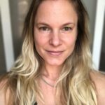 Ignacia Allamand Instagram – Hola hola
¿Cómo están? 
Hoy quise subir una foto sin filtro.
Sin maquillaje.
Sin retoque.
Sin peineta.
Sin todo.
(La saqué en modo “retrato”… ahora no estoy segura si eso no ayuda un poquito… 😂🤔)
Estuve leyendo un poco y al parecer “El tema” de los filtros ha impulsado un movimiento parecido al que hace años logró reducir y hasta eliminar (En algunos medios) los retoques digitales a las fotos. 
Hay muchos que piensan que el uso de filtros le hace un flaco favor al autoestima y que ayuda a reforzar aún más los estándares de belleza impuestos por la sociedad, como si no fueran lo suficientemente imposibles de alcanzar. 
Otros, creen que esto no es más que una exageración en una época dónde todo ofende, dónde solo se puede ser políticamente correcto y extremadamente cuidadoso porque las sensibilidades están tan a flor de piel que cualquier cosa siempre termina siendo personal para alguien en algún lugar, aunque jamás haya existido la intención de ofender. 
Yo honestamente me inclino más por el segundo grupo, aunque no lo tengo 100% resuelto. 
Siempre he creído que la gran mayoría de las mujeres (Por no decir todas porque nunca son todas todas) tenemos algún grado de desorden alimenticio, por pequeño y sutil que sea… Algo que hace que cuando nos miramos en el espejo no seamos capaz de vernos realmente sin compararnos con el ideal establecido. Y si efectivamente algo como el uso de filtros puede hacer que esto se agrave aún más, creo que hay que estar atentos. 
Pero después pienso… 
¿Y el maquillaje? ¿Y teñirse el pelo? ¿También habría que prohibirlo? ¿Y si solo es un juego, como disfrazarse? ¿Una nueva forma de expresión? 
Para mi es algo divertido… Nada más. 
Si no han visto “Years and Years” de HBO se las recomiendo mucho, llevan este tema a otro nivel. 
Me inclino a pensar que lo que realmente refuerza los ideales de belleza son las personas, no los filtros. Somos los primeros en decir “Que linda” antes de buscar una manera de mostrar nuestro aprecio que no esté vinculada a la apariencia.
¿No sería más lógico partir por ahí? 
¿Que creen ustedes? 
Me encantaría leerlos. 
Abrazo a todos. Tomen agüita ✌🏼
#queendelmuchotexto