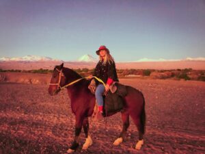 Ignacia Allamand Instagram - Querida vida:
No me pienso bajar del Poni.
Atte 
Ignacita 

Pd: Buena Semana para todos ✌🏼♥️
Pd2: Tomen agüita 💦
Pd3: ¿Tienes algún dicho Chileno favorito? ¿Sabías que nuestra forma de hablar es única? Amigos extranjeros… ¿Conocen nuestros dichos populares? Los Leo 🤓