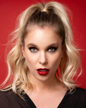 Ignacia Allamand Instagram - “If you’re sad, add more lipstick and attack” Coco Channel 💋

1,2,3: ¿Cual es tu favorita? 

Cuando era chica odiaba las fotos. Cuando empecé a actuar asumí que era algo que tenía que aprender a hacer y ojalá disfrutar. Ahora me entretiene y amo jugar cuando me toca hacer una sesión. 

A veces las cosas son gusto adquirido. No solo la comida, también los lugares, las actividades e incluso las personas. 

¿Hay algo que primero odiaras y hoy amas? 
No vale decir que yo 😂

Buen fin de semana
Tomen agüita 
Perdónense y libérense de la paja (Esta na que ver pero por si acaso andan en ese proceso y les está costando  como a mí 🤪) 

Se les quiere insta friends ✌🏼😘♥️

Fotos by @lanat_studio 
Pelo y Mua @davidmakeup 
#Dreamteamjebi 🔥🔥🔥