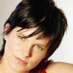 Ignacia Allamand Instagram – Hace 20 años
Tenía 20 
Y el pelo negro 
Y cortito 
Y la cabeza llena de ideas
Y vacía de otras cosas 
Y los ojos llenos de viajes 
Y vacíos de otras cosas
Y las manos llenas de espaldas 
Y vacías de otras cosas
Y la boca llena de besos 
Y vacía de otras cosas 
Y los pies llenos de arena
Y vacíos de otras cosas 
Y las caderas llenas de tango
Y vacías de otras cosas 
Y los dientes llenos de risa
Y vacíos de otras cosas
Y los pulmones llenos de humo
Y vacíos de otras cosas
Y las uñas llenas de jabón
Y vacías de otras cosas
Y las rodillas llenas de barro
Y vacías de otras cosas 
Y el hígado lleno de aspirina
Y vacío de otras cosas 
Y la lengua llena de calugas
Y vacía de otras cosas 
Y los codos llenos de crema
Y vacíos de otras cosas 
Y la nariz llena de olores
Y vacía de otras cosas 
Y el ombligo lleno de agua
Y vacío de ti 
Y la respiración llena de ahora
Y vacía de ti
Y la pena llena de otros
Y vacía de ti

A veces duermo profundo y a veces nada
Eso se mantiene igual 
También el amor por los perros 
Y la Coca Cola 
Y dejar las cortinas abiertas 
Y escribirte
Y tomar agüita 

Mentira
Eso es nuevo
Acuérdense de tomar también 

Lindo fin de semana 
#queendelmuchotexto