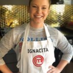 Ignacia Allamand Instagram – Hoy se cumple 1 año desde que me fui  de @masterchefchile y quería pasar por aquí a agradecer a todos por el cariño que me han entregado desde ese momento, hasta ahora y para siempre 😬
Muchas veces me he topado con personas que me dicen que creen que mi eliminación fue “injusta”, y que yo debería haber llegado a la final. Pero yo no estoy de acuerdo. O sea me habría encantado llegar. Pero como lo he dicho muchas veces, ese día cometí errores que son causal de eliminación del programa y los jueces hicieron exactamente lo que correspondía. No se puede evaluar un plato que no existe. Mala mía ☹️ Además que… ¡¡Lo cocinado y lo aprendido no me lo quita nadie!! Ni tampoco la buena onda, los mensajes de apoyo, y mi delantal que viaja conmigo siempre por si toca meter las manos en la masa 👩🏼‍🍳 
Les mando un abrazo gigante a todos, espero que estén sanitos y se cuiden mucho. Y que no se olviden de tomar agüita (pa que flow) ✌🏼♥️

#queendelmuchotexto