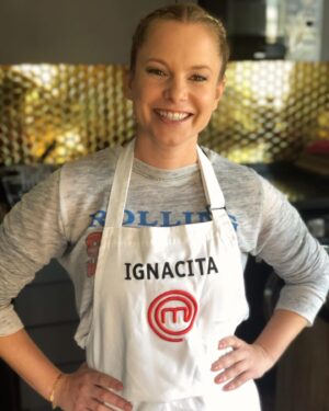 Ignacia Allamand Instagram - Hoy se cumple 1 año desde que me fui  de @masterchefchile y quería pasar por aquí a agradecer a todos por el cariño que me han entregado desde ese momento, hasta ahora y para siempre 😬
Muchas veces me he topado con personas que me dicen que creen que mi eliminación fue “injusta”, y que yo debería haber llegado a la final. Pero yo no estoy de acuerdo. O sea me habría encantado llegar. Pero como lo he dicho muchas veces, ese día cometí errores que son causal de eliminación del programa y los jueces hicieron exactamente lo que correspondía. No se puede evaluar un plato que no existe. Mala mía ☹️ Además que… ¡¡Lo cocinado y lo aprendido no me lo quita nadie!! Ni tampoco la buena onda, los mensajes de apoyo, y mi delantal que viaja conmigo siempre por si toca meter las manos en la masa 👩🏼‍🍳 
Les mando un abrazo gigante a todos, espero que estén sanitos y se cuiden mucho. Y que no se olviden de tomar agüita (pa que flow) ✌🏼♥️

#queendelmuchotexto