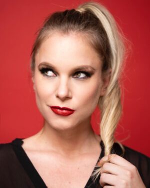 Ignacia Allamand Instagram - “If you’re sad, add more lipstick and attack” Coco Channel 💋

1,2,3: ¿Cual es tu favorita? 

Cuando era chica odiaba las fotos. Cuando empecé a actuar asumí que era algo que tenía que aprender a hacer y ojalá disfrutar. Ahora me entretiene y amo jugar cuando me toca hacer una sesión. 

A veces las cosas son gusto adquirido. No solo la comida, también los lugares, las actividades e incluso las personas. 

¿Hay algo que primero odiaras y hoy amas? 
No vale decir que yo 😂

Buen fin de semana
Tomen agüita 
Perdónense y libérense de la paja (Esta na que ver pero por si acaso andan en ese proceso y les está costando  como a mí 🤪) 

Se les quiere insta friends ✌🏼😘♥️

Fotos by @lanat_studio 
Pelo y Mua @davidmakeup 
#Dreamteamjebi 🔥🔥🔥