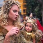 Ignacia Allamand Instagram – ¿Que le habrá pasado a María Gracia que terminó peinando la muñeca? 
Me pone muy contenta recibir tantos buenos comentarios sobre @sos.mamis 
Amo que la estén disfrutando tanto como nosotros y que además se den el tiempo de mandar buena onda…  De verdad se los agradezco de todo ♥️
Si no la ha visto todavía, le garantizo risas. Muchas. 
Abrazo enorme 
Tomen agüita 
Hoy voy a ser la Queen del poco texto… porque todo lo que diga… ya saben … 🤪
La pueden ver en @primevideolat 💪🏼
Que sea una buena semana para todos.
