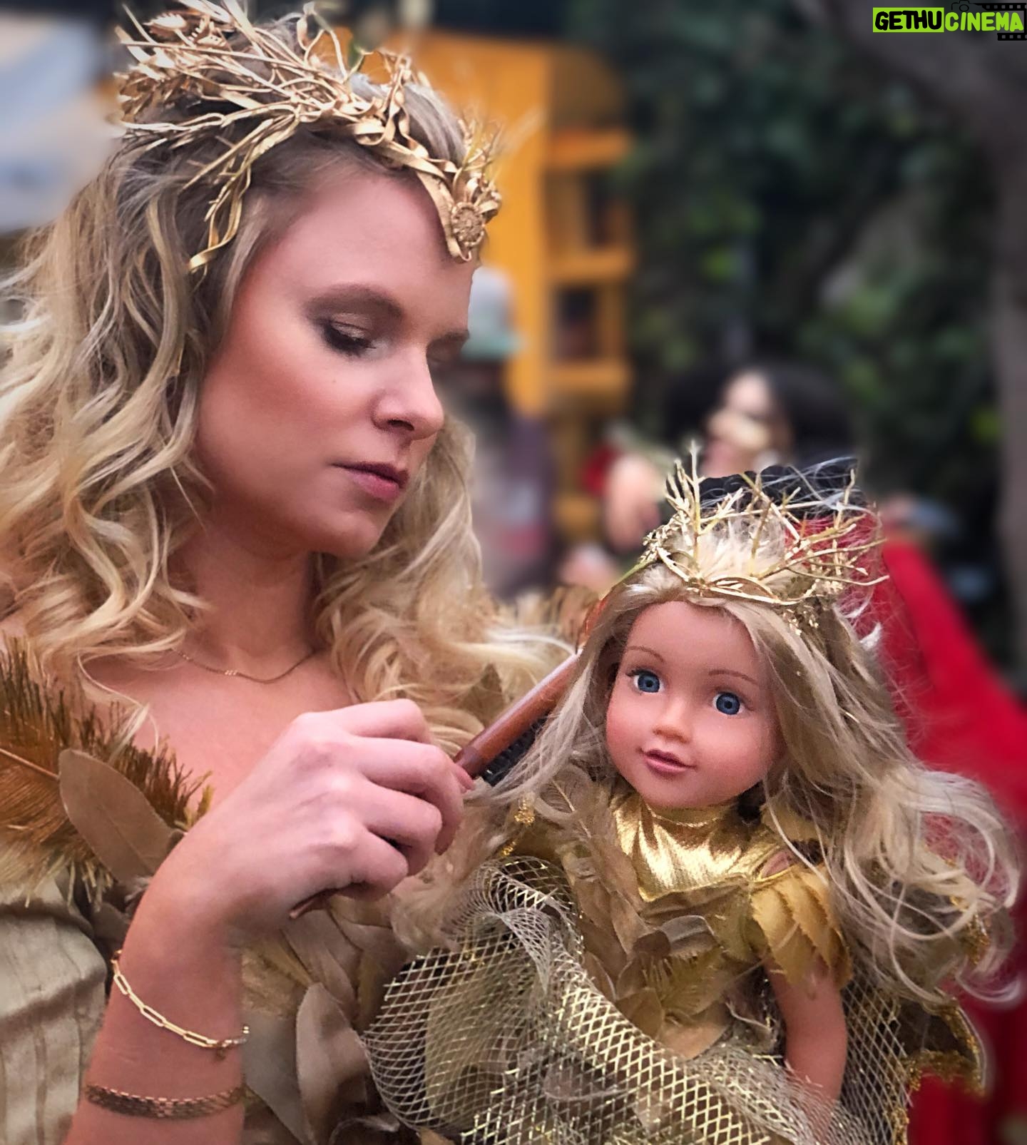 Ignacia Allamand Instagram - ¿Que le habrá pasado a María Gracia que terminó peinando la muñeca? Me pone muy contenta recibir tantos buenos comentarios sobre @sos.mamis Amo que la estén disfrutando tanto como nosotros y que además se den el tiempo de mandar buena onda… De verdad se los agradezco de todo ♥️ Si no la ha visto todavía, le garantizo risas. Muchas. Abrazo enorme Tomen agüita Hoy voy a ser la Queen del poco texto… porque todo lo que diga… ya saben … 🤪 La pueden ver en @primevideolat 💪🏼 Que sea una buena semana para todos.