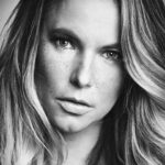 Ignacia Allamand Instagram – Hola todos
¿Cómo están?
Yo todavía un poco enferma.
Por lo tanto enojada nivel pre kínder.
Porque enfermarme me pica.
Además estoy viajando.
Y viajar enferma me pica el triple.
Aunque no quiero ser mal agradecida.
Viajar siempre es algo maravilloso.
Y es una de las cosas que me hace más feliz en el mundo entero.
Aunque sea con la nariz roja e irritada y los bolsillos llenos de Kleenex y el corazón al borde del colapso cada vez que me toman la temperatura antes de entrar a cualquier parte porque que paja mortal sería que me digan: NO.
Porque esa es otra hueá.
Estar resfriada cuando hay una pandemia es muy inoportuno.
De pronto es como si todos las enfermedades del mundo fueran el puto COVID y estornudar es equivalente a tener lepra.
Pero no.
Es mi alergia de siempre mezclada con aire acondicionado y cambios de temperatura y un poco de vibra psicosomática porque una es intensa y le lleva el factor emocional por cosas que no vale la pena mencionar.
Pero vaya a explicarle eso a la gringa que te apunta con el termómetro a la entrada del museo como si fuera una pistola láser. 
En fin.
La foto no tiene nada que ver.
¿Pero es linda cierto?
Las pecas no son mías.
Pero están de moda.
Y a mi me importa mucho la moda.
Se habrán dado cuenta, siempre llevo la última tendencia. 
Tomen agüita. 
Besos a todos.
Gracias por sus mensajitos de ánimo.
Me llenan el corazón.
#queendelmuchoestornudo
#queendelmuchotexto 

@edgardonavarroc @edgardonavarroc  @corvi
