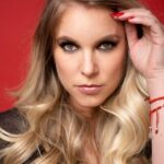 Ignacia Allamand Instagram – “Sácame una así como que me estoy corriendo la chasquilla para poder aniquilarte con mi mirada matadora” 
Eeeeeeellaaaaaaaaa ♥️
Hola amiguitos 
¿Cómo están?
¿Como se sienten?
¿Tomaron agüita hoy? 
¿Y mis queridos haters pesaitos?
¿Como amanecieron?
¿Ya rabiaron? 
Yo amanecí muy contenta, algunas de las plantitas que puse en agua están empezando a echar raíces gracias a las enseñanzas de @no.13.fr 🌱 y me avisaron de la librería que llegó la novela que pedí. Además había piña picada en el refri y anoche me acordé de dejar la chia y la linaza remojando como me enseñó la @nutritraveler 🍍 Salimos temprano con la Cumbia a dar una vuelta y había sol y mas personas caminando con sus bichos de 4 patas 🐕 (Acá en Ciudad de México no hay confinamiento pa que no empiecen con la cuestión) y me puse a pensar en la suerte que tengo siempre. Incluso cuando las cosas están mal. Y de lo difícil que debe debe ser estar encerrado de nuevo, sin poder ni siquiera dar esta vueltita. Y cómo tenía tantas ganas de subir otra de estas fotos que me hizo la @lanat_studio y no tenía excusa, decidí hablarles sobre mi mañana y mandarles buena onda. Y recordarles que se hidraten.  Incluso a los que vienen a puro tirar 💩 Porque a estas alturas hasta me caen bien 😂 
Les mando un abrazo a todos. 
Y mucho ánimo. 
Y buena vibra. 
Aunque me esté convirtiendo en esa gente insoportablemente positiva que todos queremos asesinar 😬
En otras noticias, flequillo, fleco, copete, capul, y bangs son otras formas de decir chasquilla. ¿Conocen más? ¿En otros idiomas? 
Gracias, es para un trabajo para el colegio 😜
El maquillaje precioso me lo hizo @davidmakeup y las uñas la @sandyg.guerrero y el color me lo hace en Stgo @edgardonavarroc de @navarrohairstudio 👸🏼 (Para las que me preguntan, aunque cuando uno pone eso pareciera que en verdad nadie pregunta pero a mi siempre me preguntan, igual que mis playlists, que las puedes encontrar en Spotify con mi usuario Ignacitachaopez✌🏼😎♥️)
También les quiero recordar que todos los productos Nuskin están con -10% hasta mañana en todo 🇨🇱 y que pueden usar mi código NACHITA si le escriben a mi amada Sil a @belle.tips 🧜🏼‍♀️
#queendeladispersion
#queendelmuchotexto