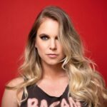Ignacia Allamand Instagram – Hola todos
¿Cómo están? ¿Sabían que el rojo es el color que simboliza tanto el amor como la ira? 
Yo tampoco, me acabo de enterar en google buscando algo simpático para  este post 🤣
Parece que como #queendelmuchotexto me metí en un zapato chino porque cuando ando poco creativa o cansada o pajera o TLA (Está sigla vendría a ser “Todas las anteriores” y la acabo de inventar porque me creo generación Z) y no se me ocurre nada para escribir siento que puedo perder mi corona y me da ansiedad 🥺
En otras noticias, hoy me puse la primera dosis de la Vacuna. Para ser honesta no tenía muchas ganas de vacunarme porque agujas y conspiraciones mundiales y Bill Gates y el 5G y el ADN y ¡¡¡Jesucristo todos vamos a morir!!! Pero después me di cuenta que en realidad sólo tenía miedo. A lo desconocido. Y cómo el miedo nunca ha sido razón suficiente para detenerme (Eeeeellaaaaaaaaa) fui y me puse la cuestión y más allá del dolor de brazo que no es nada de menor 😳 y un poco de deshidratación me siento bien. Buena excusa para tomar mucha agüita. Acuérdense de tomar ustedes también 💦 
Porfa no me pidan más opiniones al respecto porque ya quedó claro que cualquier comentario sobre este tema hiere muchas sensibilidades. Hagan lo que les parezca bien. Caso cerrado 🔨 
Que tengan un buen fin de semana. Cuídense. Creo que aunque se tomen todas las medidas colectivas, si dejamos de poner la parte de auto cuidado que nos corresponde y nos confiamos, esto no se va a terminar nunca. 
Abrazo a todos ♥️✌🏼
Gracias por la buena onda de siempre. 
Y a los mala onda… Ch#p$nlo 🤣
Si se portan bien este fin de semana hacemos preguntas, confesiones y consultorio todo en uno 😉

Pd: Me quedo en Chilito un rato más porque segunda dosis, así que a las pymes queridas que siempre me escriben y les tengo que decir que no porque estoy en México, mándenme Dm 😍

📷 @lanat_studio 
💄 @davidmakeup
