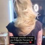 Ignacia Allamand Instagram – Desde que hice la película “Se Arrienda” (Hace 16 años) @edgardonavarroc de @navarrohairstudio ha estado a cargo del look de todos mis personajes. Todos sin excepción. Y apenas supe que venia a Chile a hacer un nuevo proyecto lo llamé y me contó sobre esta nueva técnica que está usando y me dijo que sería perfecta para mi nuevo personaje. Tenía razón. Es increíble el efecto que se logra con el pintado a mano, además de los tratamientos que incluye el proceso para cuidar el pelo y conservar su textura. Hay que saber que un trabajo así puede tardar muchas horas, pero créanme que el resultado hace que todo valga la pena. 
Estoy tratando de convencer a Edgardo de que en un acto absoluto de generosidad regale algún tratamiento o corte para los seguidores…¿Me ayudan? ¿Les gustaría? 🤔
¿Que prefieren? ¿Corte, color o masaje capilar? 
Síganlo en @edgardonavarroc y en @navarrohairstudio y comenten qué les gustaría en este video, además de etiquetarlo en el comentario para que no se pueda negar 🙊 
Abrazo a todos
Tomen agüita 💦