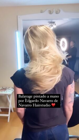 Ignacia Allamand Instagram - Desde que hice la película “Se Arrienda” (Hace 16 años) @edgardonavarroc de @navarrohairstudio ha estado a cargo del look de todos mis personajes. Todos sin excepción. Y apenas supe que venia a Chile a hacer un nuevo proyecto lo llamé y me contó sobre esta nueva técnica que está usando y me dijo que sería perfecta para mi nuevo personaje. Tenía razón. Es increíble el efecto que se logra con el pintado a mano, además de los tratamientos que incluye el proceso para cuidar el pelo y conservar su textura. Hay que saber que un trabajo así puede tardar muchas horas, pero créanme que el resultado hace que todo valga la pena. 
Estoy tratando de convencer a Edgardo de que en un acto absoluto de generosidad regale algún tratamiento o corte para los seguidores...¿Me ayudan? ¿Les gustaría? 🤔
¿Que prefieren? ¿Corte, color o masaje capilar? 
Síganlo en @edgardonavarroc y en @navarrohairstudio y comenten qué les gustaría en este video, además de etiquetarlo en el comentario para que no se pueda negar 🙊 
Abrazo a todos
Tomen agüita 💦