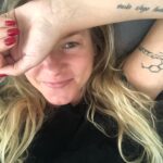 Ignacia Allamand Instagram – Hola amiguitos y amiguitas.
¿Cómo están?
Muchos de ustedes andan preguntándome si estoy bien o me pasa algo porque he andado media desaparecida y no me han visto por aquí.
Muchas gracias por preocuparse por mi.
Se siente lindo el cariño. 
De verdad.
Lindo lindo lindo.

Estoy bien.
Con mucha cosa nomás. 
En la cabeza.
En la agenda.
En la casa.
En la semana.
En la calle.
En la lavadora.
En la Cumbia Andrea. 
En la radio.
En la tapadura.
En la almohada.
En la espalda.
En la cafetera. 
En la bicicleta.
En la garganta.
En la peluca.
En la ampolleta.
En la pantalla.
En la uña.
En la billetera.
En la lengua.
En la parrilla.
En la maceta.
En la torta.
En la repisa.
En la pitonisa.
En la astrología.
La psicología.
La filósofa.
La mitología.
La ducha.
Y la personalidad.

Pero pronto volveré.

Mis disculpas a quienes se han deshidratado un poco en mi ausencia. Por favor hagan de tomar agüita un hábito para cuando yo ande de parranda, porque antes muerta que seca.

Abrazo a todos.
Gracias por su buena onda.
Los quiero.

Aquí una fotito sin filtro con cara de sueño y sonrisa de goce porque hoy me desperté a las 9 cosa que me hizo muy feliz porque no pasaba hace mucho y ya estaba empezando a pensar que no iba a volver a pasar.

¿Ya les dije que los quiero?

❤️‍🔥

#queendelmuchotexto