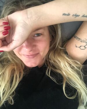 Ignacia Allamand Instagram - Hola amiguitos y amiguitas.
¿Cómo están?
Muchos de ustedes andan preguntándome si estoy bien o me pasa algo porque he andado media desaparecida y no me han visto por aquí.
Muchas gracias por preocuparse por mi.
Se siente lindo el cariño. 
De verdad.
Lindo lindo lindo.

Estoy bien.
Con mucha cosa nomás. 
En la cabeza.
En la agenda.
En la casa.
En la semana.
En la calle.
En la lavadora.
En la Cumbia Andrea. 
En la radio.
En la tapadura.
En la almohada.
En la espalda.
En la cafetera. 
En la bicicleta.
En la garganta.
En la peluca.
En la ampolleta.
En la pantalla.
En la uña.
En la billetera.
En la lengua.
En la parrilla.
En la maceta.
En la torta.
En la repisa.
En la pitonisa.
En la astrología.
La psicología.
La filósofa.
La mitología.
La ducha.
Y la personalidad.

Pero pronto volveré.

Mis disculpas a quienes se han deshidratado un poco en mi ausencia. Por favor hagan de tomar agüita un hábito para cuando yo ande de parranda, porque antes muerta que seca.

Abrazo a todos.
Gracias por su buena onda.
Los quiero.

Aquí una fotito sin filtro con cara de sueño y sonrisa de goce porque hoy me desperté a las 9 cosa que me hizo muy feliz porque no pasaba hace mucho y ya estaba empezando a pensar que no iba a volver a pasar.

¿Ya les dije que los quiero?

❤️‍🔥

#queendelmuchotexto
