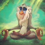 Ignacia Allamand Instagram – Desde que vi “El rey León” el año 1994 (El año más glorioso en la historia del cine gringo  y si no me cree vaya a google) que tengo una pequeña (O gran) obsesión con los mandriles. En la película, este animal es retratado como el sabio de la historia y cumple el rol fundamental de ser quien logra que Simba reconozca a su padre en su propio reflejo. Esto lo lleva a tomar la decisión de recuperar el reino que le pertenece por derecho, lo que básicamente hace que tengamos una  historia digna de contarse. “Rafiki” (Amigo en Swahili) es el Chamán, se conecta con el universo y trae los mensajes de las estrellas. O sea, un bacán total. No exagero cuando digo que mi interés en la meditación comenzó con este extravagante personaje de Disney.
En el mundo real, el Mandril es el primate más grande de todos y como todas las cosas preciosas de este planeta está en peligro de extinción. De una belleza única, parece venir de otra galaxia. Tiene muchísimos colores, incluido el azul ¡Azul! 
Y cómo Ignacita Nerd necesita saberlo todo, estudiando me enteré que desde el imperio antiguo estuvo asociado a Thot, Dios egipcio de la sabiduría, la escritura, las artes y las ciencias, o sea un gallo piola que según cuenta el mito, inventó las palabras y el lenguaje articulado. 
Por si no se han dado cuenta… las palabras son mi cosa favorita en la vida, después de la pizza con cerveza heladita.
¿Por qué les cuento todo esto?
Primero porque #profechaopez
Y Segundo, para compartir la emoción que sentí cuando @noraunda una de mis artistas favoritas, me envió su catálogo y me encontré de frente con este Mandril precioso. Desde que la conocí en una feria en el Gam me enamoré de su técnica y sus cuadros hechos con plasticina y moría por tener una de sus obras así que este año había decidido auto regalarme una para mis sweet 40. Y pues nada. Lo amo. Y ahora cuelga sobre mi velador mientras yo les doy la lata. 
Las coincidencias no existen. Todo está conectado de alguna u otra manera. Hasta lo más tonto, lo más sutil. 
Gracias Nora por esta maravilla. 
Gracias a todos por su buena onda de siempre.
Tomen agüita.
Crean en la magia de las cosas pequeñas.

#queendelmuchotexto