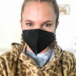 Ignacia Allamand Instagram – ¡Hola todos!
¿Cómo están?
Yo no puedo más de la felicidad porque hoy volví a actuar después de mucho tiempo y pocas cosas me hacen más feliz. No me había tocado trabajar en modo FuckinCovid y es muy loco cómo ha tenido que modificarse la manera de hacer las cosas para cumplir con los protocolos y poder cuidarnos, pero… ¡Me da lo mismo! Amo estar en el set 😍 Además hace rato no me tocaba actuar en chileno y que rico se siente poder agarrar a chuchás en lengua materna 🤣
Les mando un abrazo a todos, me han llegado muchos mensajitos por el ciclo de confesiones que hicimos ayer y me pone muy contenta saber que algo que hago con mucho amor y humor los ayude en estos momentos raros, ya sea para reírse o reflexionar o lo que anden necesitando en sus corazones✌🏼
No se olviden de tomar agüita 💦 Apenas tenga permiso les voy a contar en lo que ando, por ahora les puedo decir que esta muy entretenido y divertido y que estoy gozando como 🐷 en el barro.
Besos, los quiero 😘