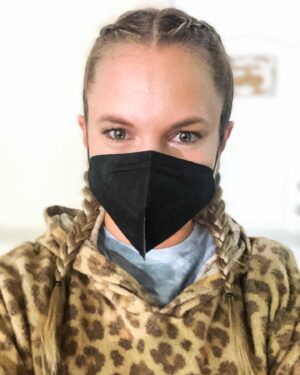 Ignacia Allamand Instagram - ¡Hola todos!
¿Cómo están?
Yo no puedo más de la felicidad porque hoy volví a actuar después de mucho tiempo y pocas cosas me hacen más feliz. No me había tocado trabajar en modo FuckinCovid y es muy loco cómo ha tenido que modificarse la manera de hacer las cosas para cumplir con los protocolos y poder cuidarnos, pero... ¡Me da lo mismo! Amo estar en el set 😍 Además hace rato no me tocaba actuar en chileno y que rico se siente poder agarrar a chuchás en lengua materna 🤣
Les mando un abrazo a todos, me han llegado muchos mensajitos por el ciclo de confesiones que hicimos ayer y me pone muy contenta saber que algo que hago con mucho amor y humor los ayude en estos momentos raros, ya sea para reírse o reflexionar o lo que anden necesitando en sus corazones✌🏼
No se olviden de tomar agüita 💦 Apenas tenga permiso les voy a contar en lo que ando, por ahora les puedo decir que esta muy entretenido y divertido y que estoy gozando como 🐷 en el barro.
Besos, los quiero 😘
