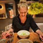 Ignacia Allamand Instagram – Quédate con quien te mire como yo a mi comida
O te haga sonreír así
O cerrar los ojos al olerlo
O salivar de solo pensarlo
O decir mmmm cuando lo imaginas 
O fantasear con distintas formas de probarlo
O querer, a veces, cortarlo en pedacitos
O morderlo 
O languetearlo
O aliñarlo 
O revolverlo 
O parrillarlo
O amasarlo
O batirlo
O añejarlo
O mezclarlo con chocolate 
O meterlo al refri, para que esté helado
O al horno, para que se dore 
O hacerlo fermentar 
O endulzar 
O masticar 
O agradecer 
O amar 

No hay nada más delicioso que comer.
Es mi arte favorito. 
Y sí, las personas también se saborean.

Hay que deleitarse con gente apetitosa.
De esas que mezclan picante y dulzor.
Acompañarlas con un buen vino.
O una cerveza heladita.
Y disfrutarlas.
Porque no duran para siempre.

Algunas son intragables, lo sabemos.
A esas hay que dejarlas pasar. 

Varios van a saltar a decir que es más rico el sexo.
O saltar en paracaídas.
O la risa de sus hijos.
O ver amanecer. 
O (Ponga aquí su cosa favorita)

Pero como este es mi texto, yo pongo lo que quiero. Chusma chusma…

Ya sé.
Soy una mujer con suerte.
Y he tenido el placer de comer en lugares maravillosos. 
Cómo restaurantes premiados o el hot dog de la Copec. 

¿Cuál es tu placer favorito? 

Abrazo a todos
Tomen agüita 

#Queendelmuchotexto